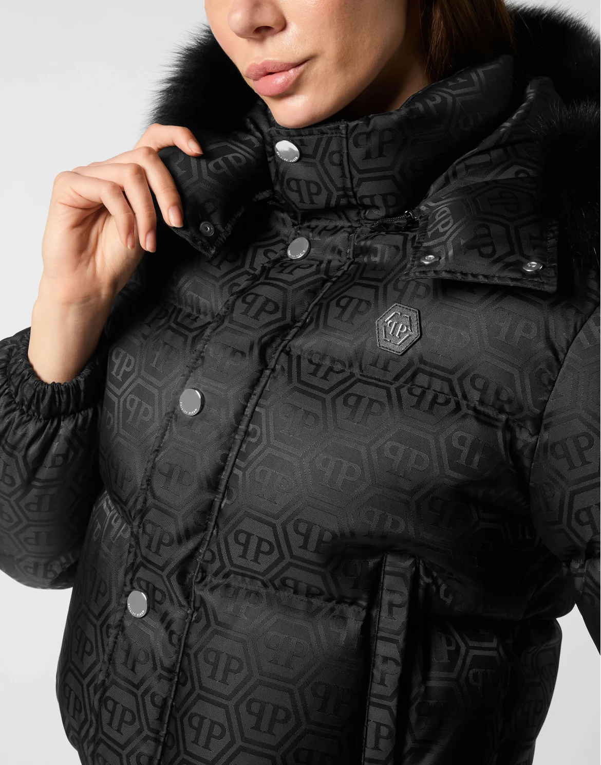 Cropped Nylon Down Jacket Monogram with Fox Fur, цвет: Черный
