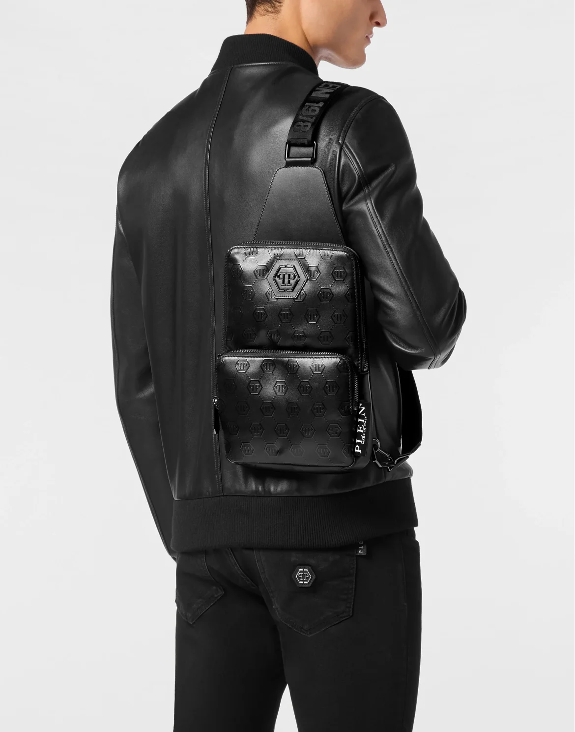 Nappa Cross Body Bag Embossed Monogram, цвет: Черный