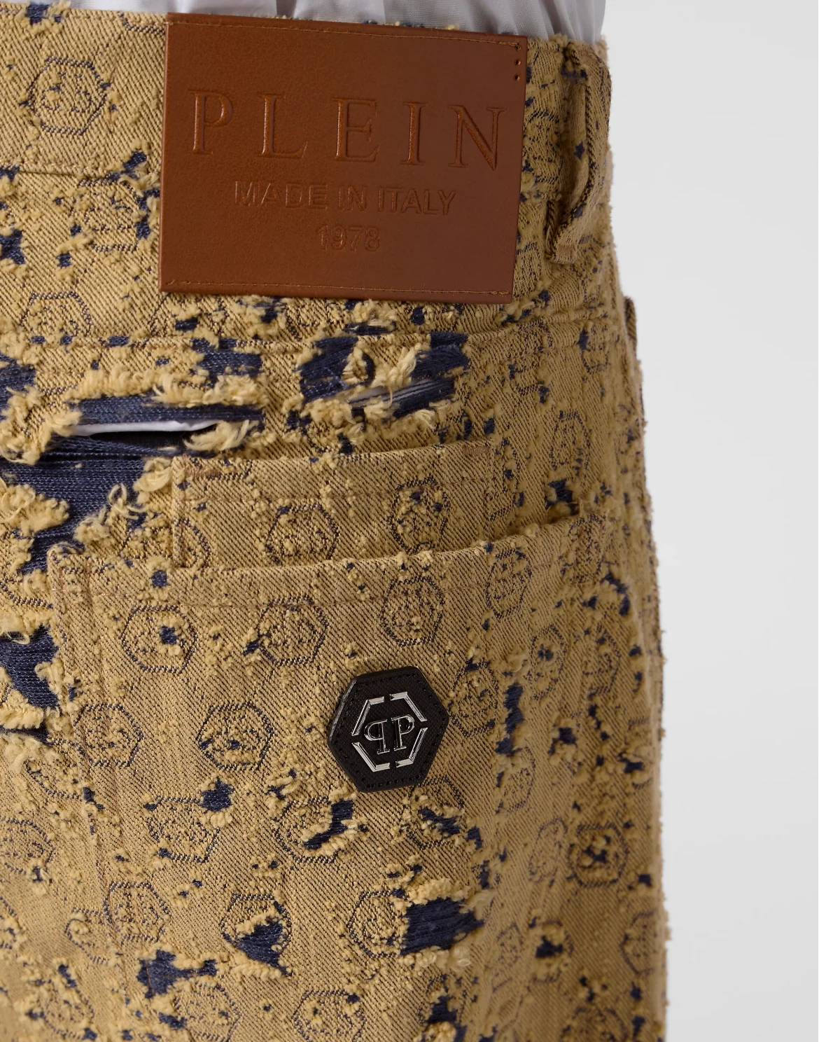Destroyed Beach Boy Fit Jeans Monogram, цвет: Бежевый
