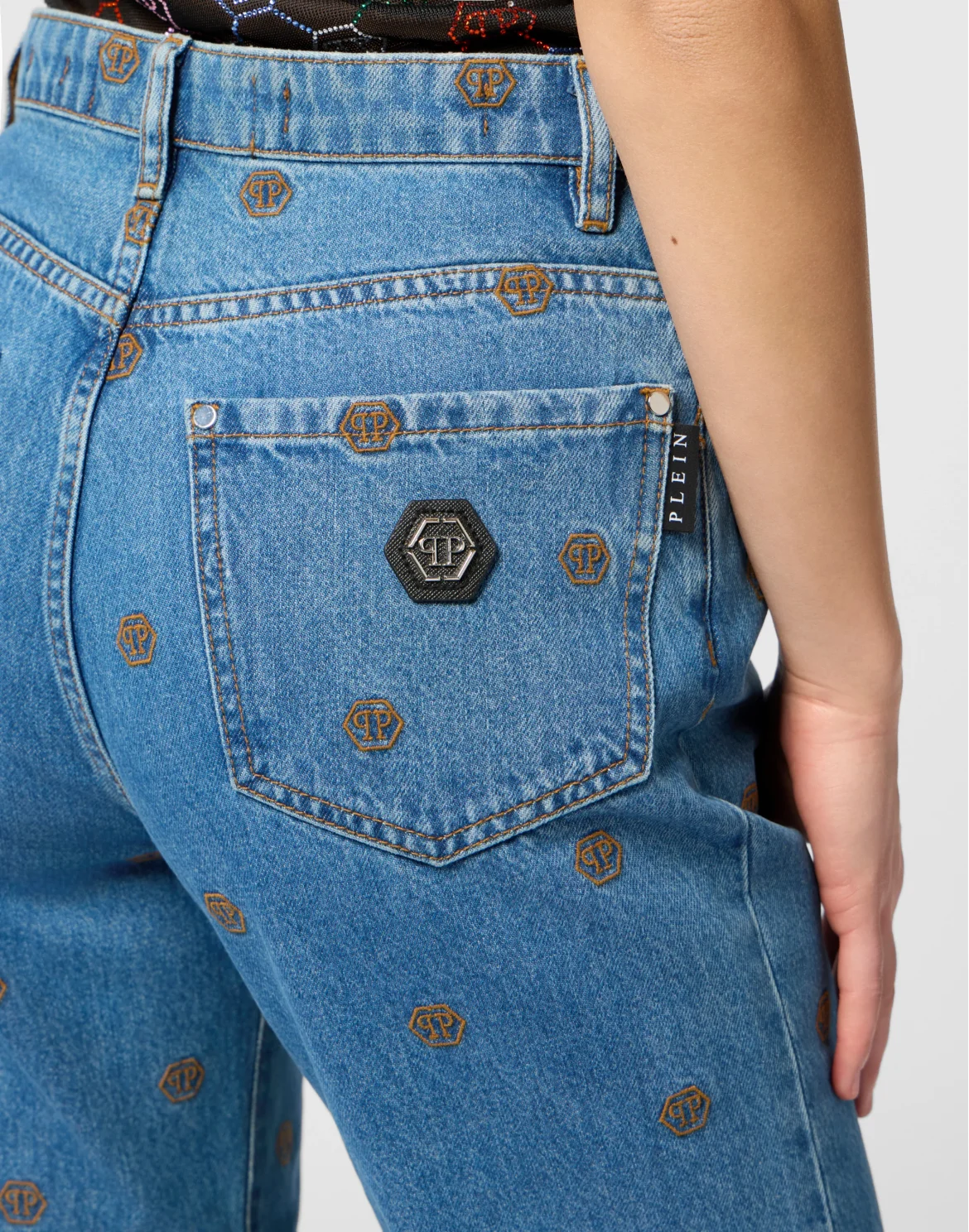 Mom Fit Jeans Embroidered Monogram Monogram, цвет: Темно-синий деним